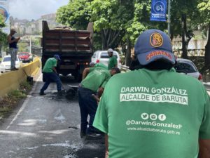 Lee más sobre el artículo Alcalde de Baruta inspecciona trabajos de asfaltado en el municipio